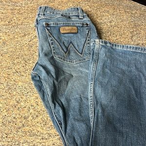 Like new bootcut wrangler jeans size 1x32. Waist measurement is 13”. Rise is 8”